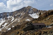 40 Ed ecco una baita con bella vista sul Monte Fioraro